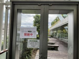 サンサ右京の4階テラスは閉鎖中。