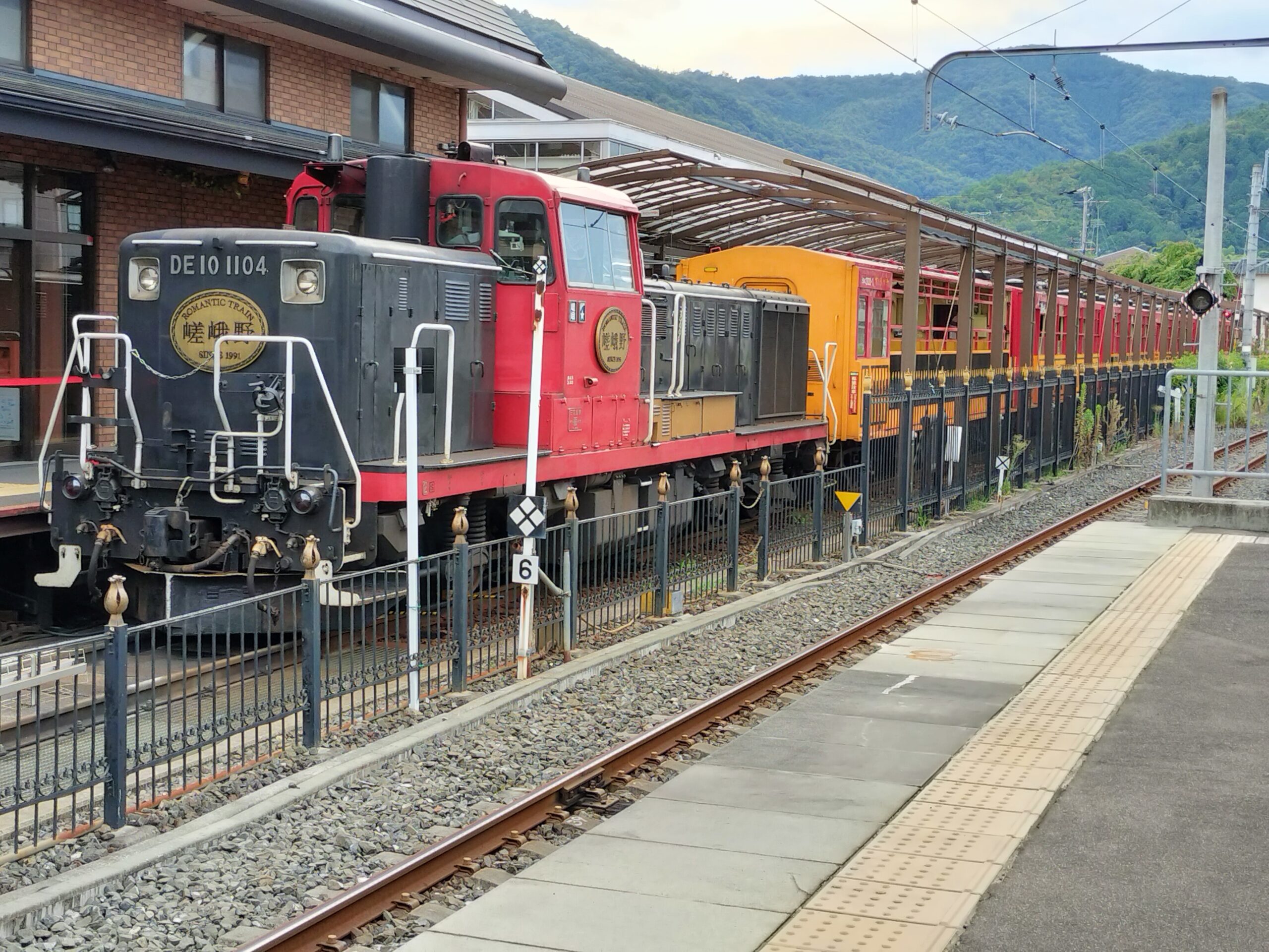 『嵯峨嵐山駅から見える列車は……？』